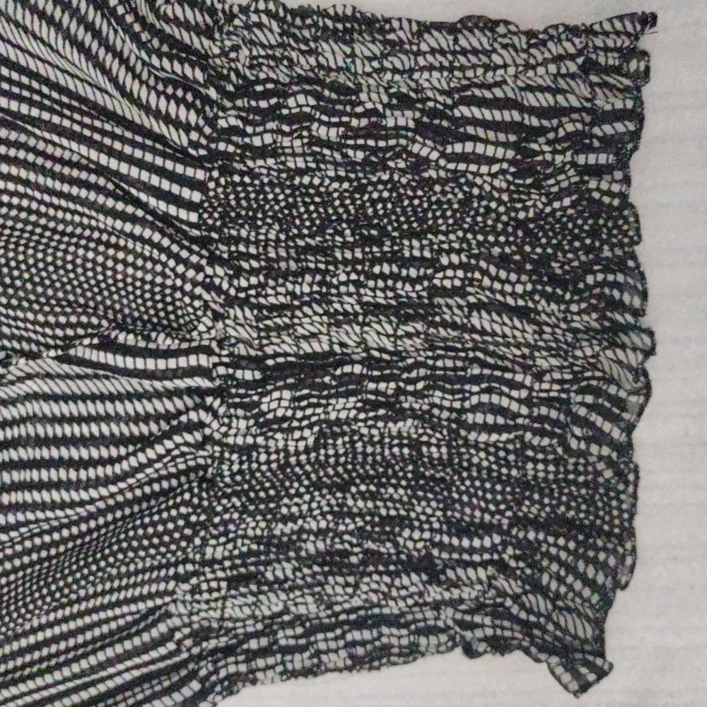 Women's Blouse - Picture 2 of 5